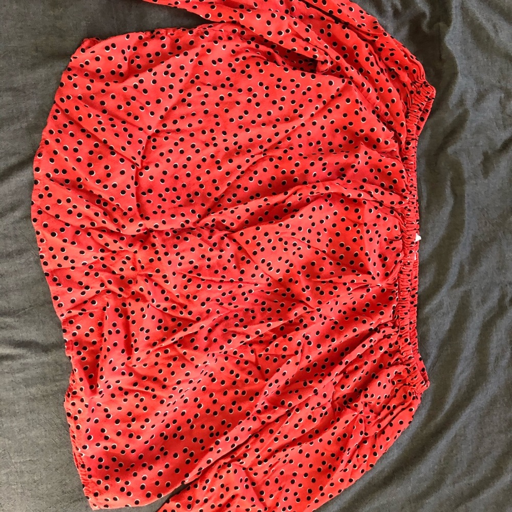 Cold shoulder float gap pokadot top